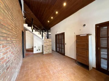 Venta casa 3 dormitorios y patio La Plata