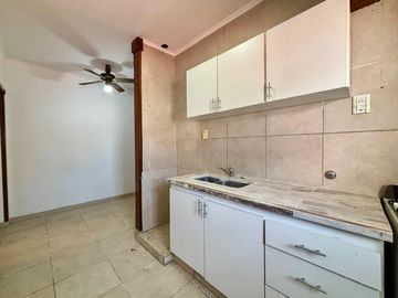Venta casa 3 dormitorios y patio La Plata