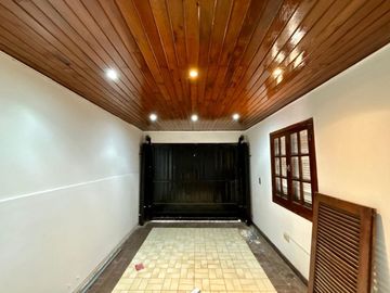 Venta casa 3 dormitorios y patio La Plata