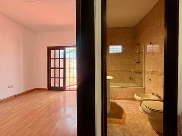 Venta casa 3 dormitorios y patio La Plata