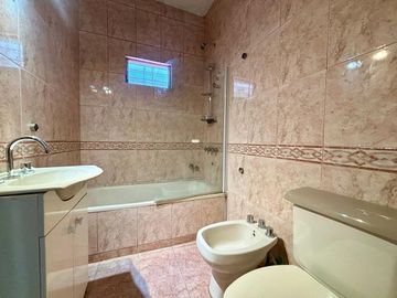 Venta casa 3 dormitorios y patio La Plata
