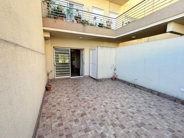Venta monoambiente Villa urquiza con cochera.