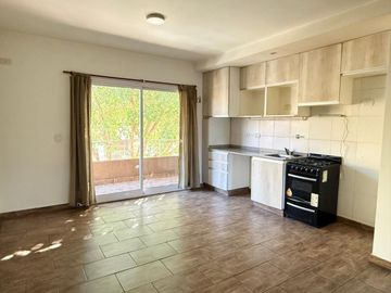 Venta monoambiente Villa urquiza con cochera.