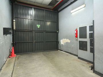 VENTA LOCAL CON DEPOSITO Y 10 COCHERAS MONSERRAT