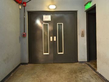 VENTA LOCAL CON DEPOSITO Y 10 COCHERAS MONSERRAT