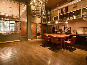 VENTA LOCAL CON DEPOSITO Y 10 COCHERAS MONSERRAT