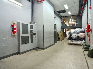 VENTA LOCAL CON DEPOSITO Y 10 COCHERAS MONSERRAT
