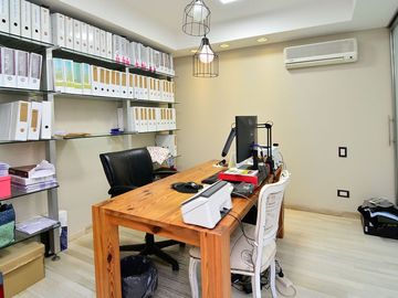 VENTA LOCAL CON DEPOSITO Y 10 COCHERAS MONSERRAT
