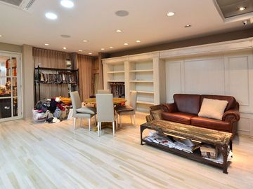 VENTA LOCAL CON DEPOSITO Y 10 COCHERAS MONSERRAT