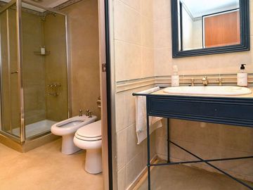 VENTA LOCAL CON DEPOSITO Y 10 COCHERAS MONSERRAT