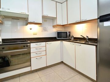 VENTA LOCAL CON DEPOSITO Y 10 COCHERAS MONSERRAT