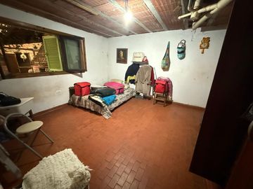 Venta casa 5 amb, garaje, quincho, parque y depto.