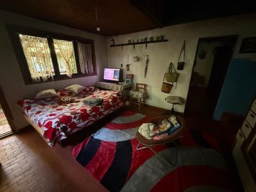 Venta casa 5 amb, garaje, quincho, parque y depto.