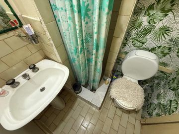 Venta casa 5 amb, garaje, quincho, parque y depto.