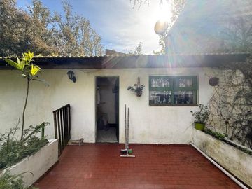 Venta casa 5 amb, garaje, quincho, parque y depto.