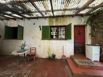 Venta casa 5 amb, garaje, quincho, parque y depto.