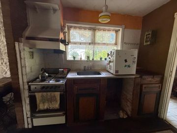 Venta casa 5 amb, garaje, quincho, parque y depto.