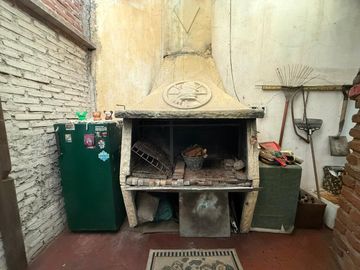 Venta casa 5 amb, garaje, quincho, parque y depto.