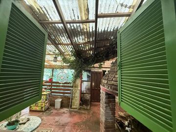 Venta casa 5 amb, garaje, quincho, parque y depto.