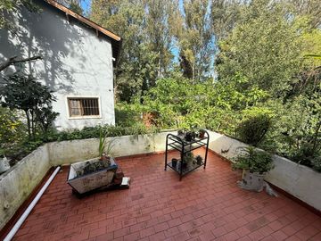 Venta casa 5 amb, garaje, quincho, parque y depto.