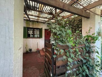 Venta casa 5 amb, garaje, quincho, parque y depto.