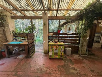 Venta casa 5 amb, garaje, quincho, parque y depto.