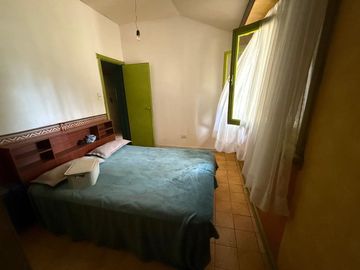 Venta casa 5 amb, garaje, quincho, parque y depto.