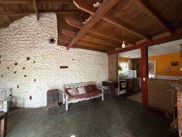 Venta casa 5 amb, garaje, quincho, parque y depto.