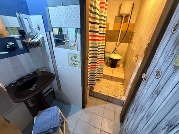 Venta casa 5 amb, garaje, quincho, parque y depto.
