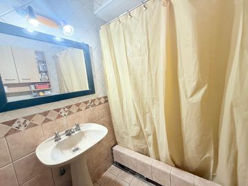 VENTA PH 3 AMBIENTES CON PATIO EN LAS AVENIDAS