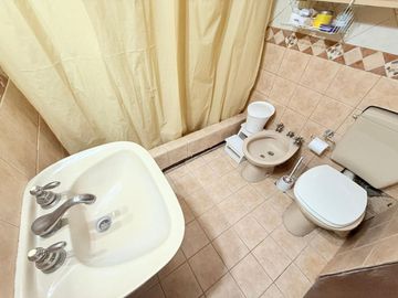 VENTA PH 3 AMBIENTES CON PATIO EN LAS AVENIDAS