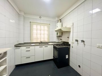 Venta 2 Ambientes con Gran Patio Flores