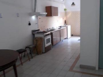 EXCELENTE LOTE Y CASA A RECICLAR EN MORENO CENTRO