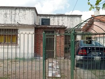 EXCELENTE LOTE Y CASA A RECICLAR EN MORENO CENTRO