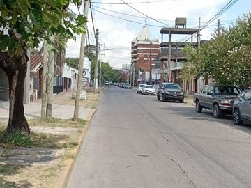 EXCELENTE LOTE Y CASA A RECICLAR EN MORENO CENTRO