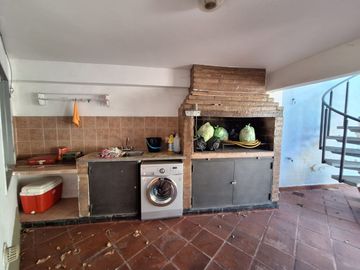 VENTA CASA 2 DORM CON CONSULTORIO Y DEPTO MARQUES