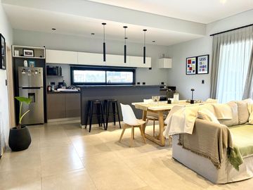MODERNA CASA EN UNA PLANTA CON 3 DORMITORIOS EN VENTA EN EL BARRIO CERRADO SANTO TOMAS PILAR