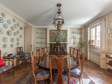 Estilo francés , 5 dormitorios, en Recoleta, Cochera, opcional