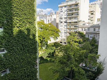 Estilo francés , 5 dormitorios, en Recoleta, Cochera, opcional