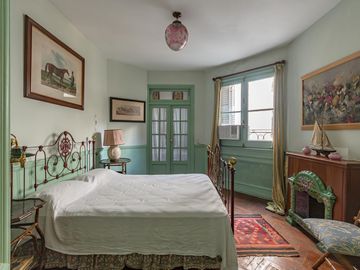 Estilo francés , 5 dormitorios, en Recoleta, Cochera, opcional