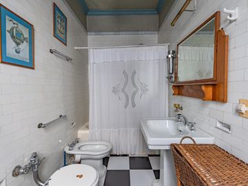 Estilo francés , 5 dormitorios, en Recoleta, Cochera, opcional