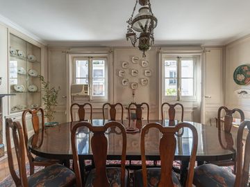 Estilo francés , 5 dormitorios, en Recoleta, Cochera, opcional
