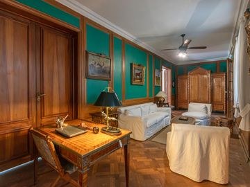 Estilo francés , 5 dormitorios, en Recoleta, Cochera, opcional