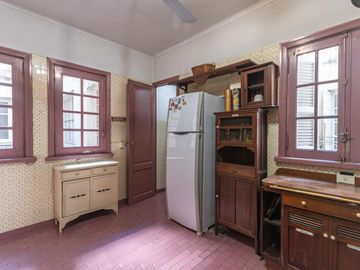 Estilo francés , 5 dormitorios, en Recoleta, Cochera, opcional