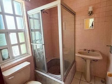 CASA EN VENTA COL. EL PARQUE, EN CALLE CERRADA FRENTE AL TOREO