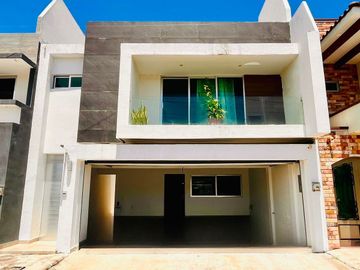 Casa en venta en Veracruz frente a parque Fracc. Costa de Oro