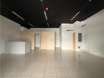 LOCAL COMERCIAL EN ALQUILER | GREENWOOD PLAZA – TUMBA MUERTO | 59 M²
