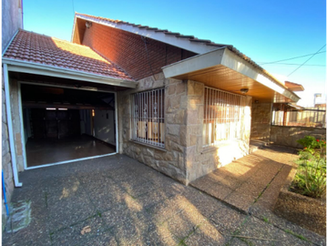 CASA DE 3 AMBIENTES CON QUINCHO Y COCHERA