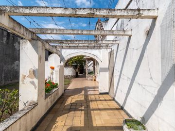 CASA CON LOCAL Y CONSTRUCCIÓN EN VENTA B. LARREA