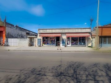 CASA CON LOCAL Y CONSTRUCCIÓN EN VENTA B. LARREA